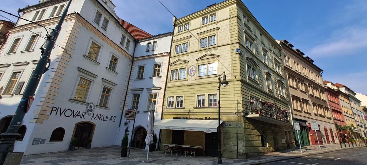 At The Blue Lion & Parking Assistance Praga Exterior foto