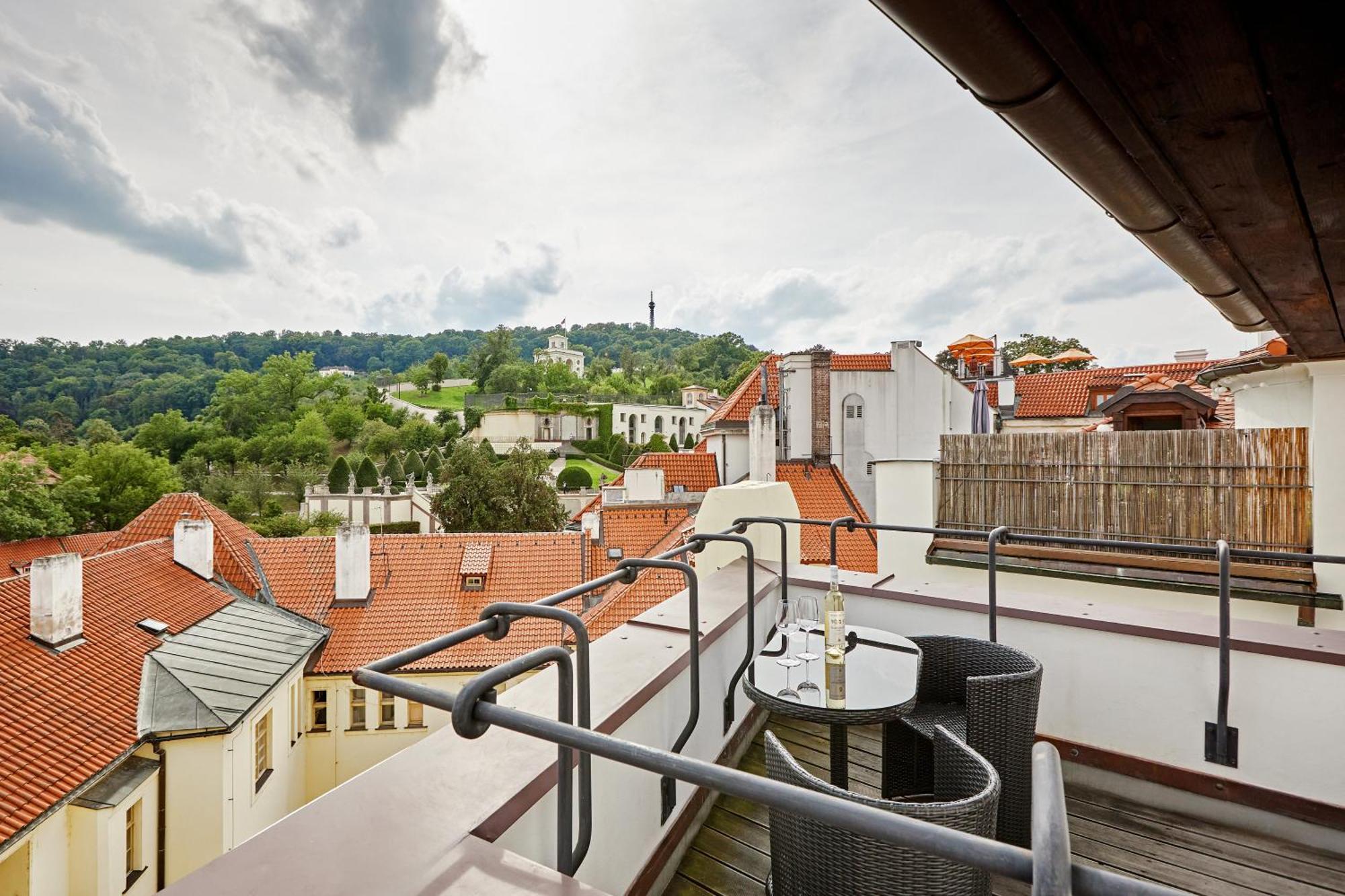 At The Blue Lion & Parking Assistance Praga Exterior foto