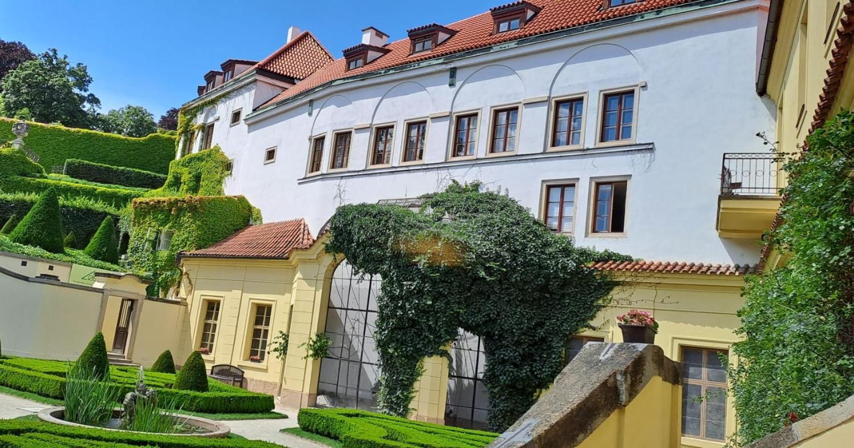 At The Blue Lion & Parking Assistance Praga Exterior foto